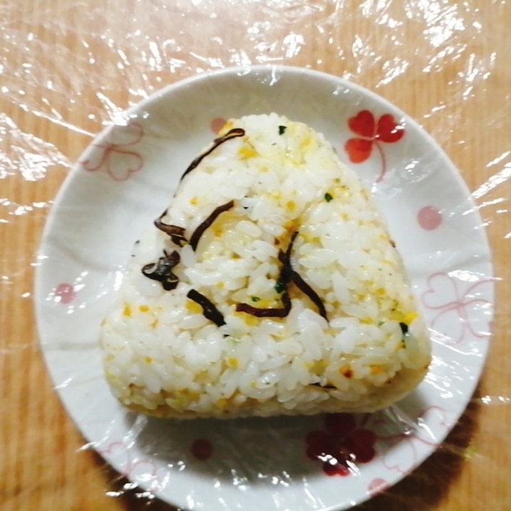 ごま油香る のりたまと塩昆布のおにぎり レシピ 作り方 By はじゃじゃ 楽天レシピ ごま油香る のりたまと塩昆布のおにぎり レシピ 作り方 By はじゃじゃ 楽天レシピ